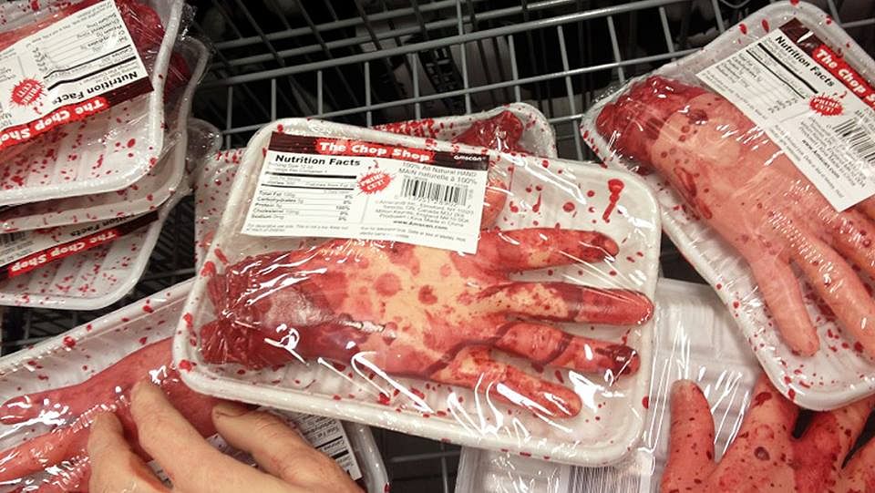 Norsk butikk tvunget til å trekke blodige hender fra salg :: Dienas Bizness