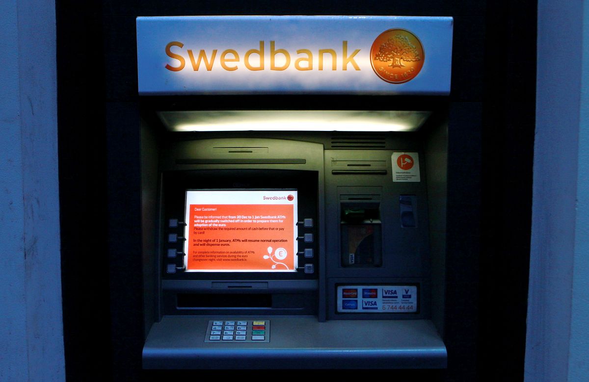 Swedbank lv. Банкомат Шведбанк. Терминал Шведбанк. Swedbank печать. Банкомат Swedbank картинки.