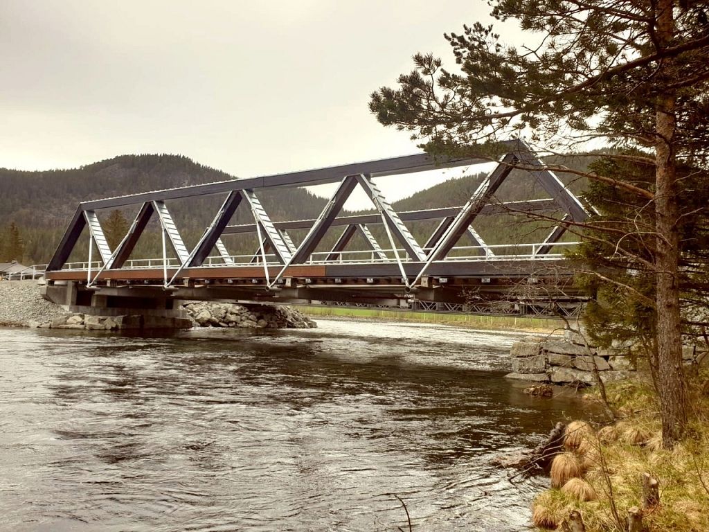 En trebro laget av IKTK er installert over en fjellelv i Norge :: Dienas Bizness