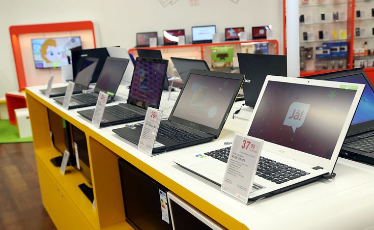 dators tirdzniecībai ar 4 monitoriem)